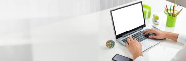 İş yerindeki laptopta çalışan bir adamın yakın çekimi