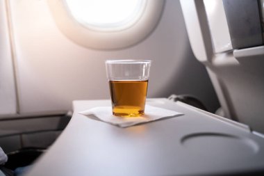 Uçakta masanın üstünde alkol içeceği.
