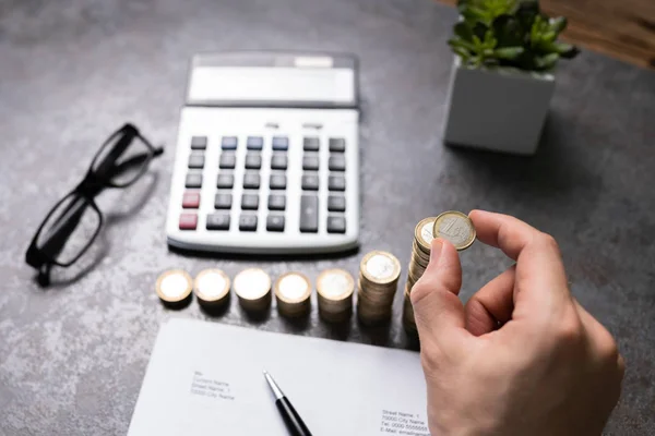 Person Rechnet Mit Gestapelten Münzen Auf Dem Schreibtisch — Stockfoto