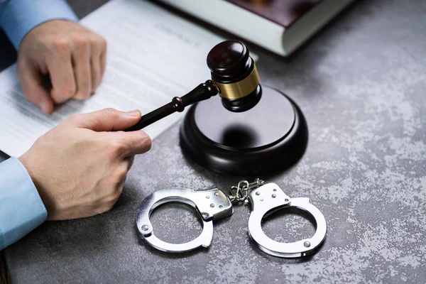 Close Judge Hand Striking Gavel Handcuffs Desk Courtroom — 스톡 사진