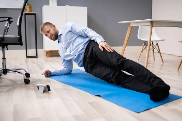 Empresário Exercício Usando Aplicativo Smartphone Escritório — Fotografia de Stock