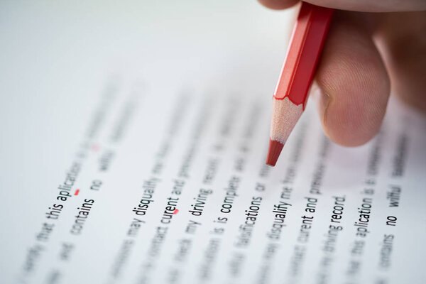 Ошибка маркировки красного карандаша крупным планом во время проверки орфографии
