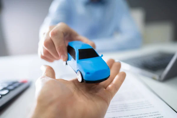 Close Vendedor Mão Dando Carro Homem — Fotografia de Stock