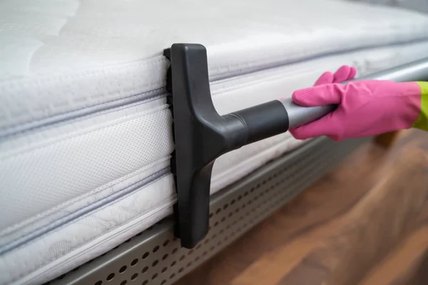 Mattress Cleaning Professional Service Using Vacuum Cleaner — Stock Photo, Image