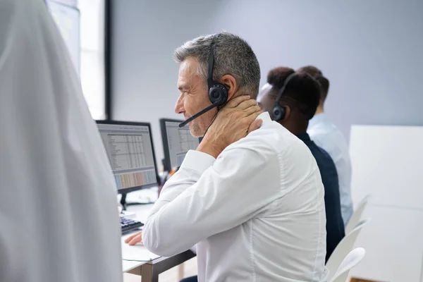 Volwassen Zakenman Lijdt Aan Nekpijn Het Werk — Stockfoto