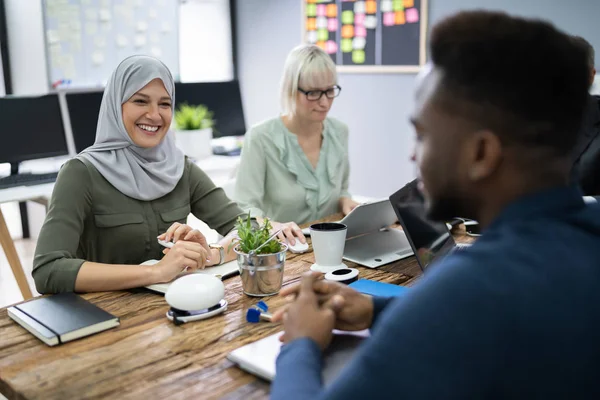 Mujer Musulmana Con Hiyab Reunión Negocios Oficina — Foto de Stock