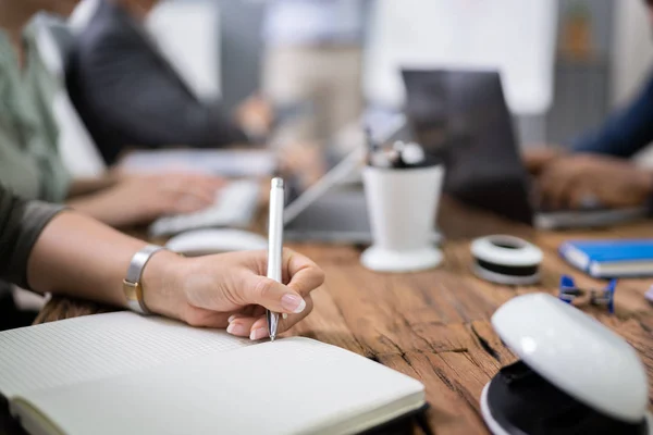 Grupo Ejecutivos Empresas Que Toman Notas Durante Una Reunión Oficina — Foto de Stock