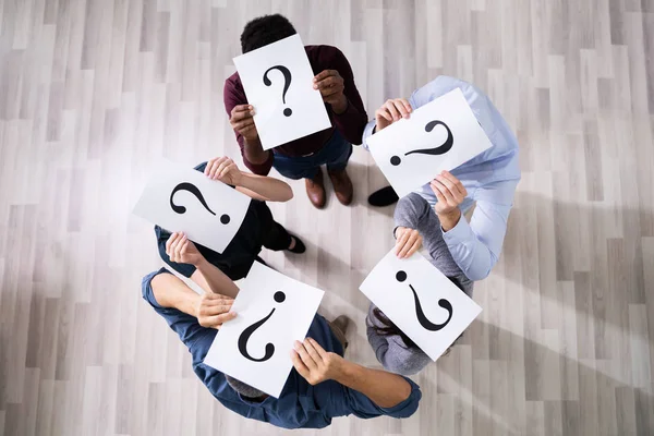 Gruppe Nicht Identifizierbarer Geschäftsleute Versteckt Sich Unter Fragezeichen — Stockfoto