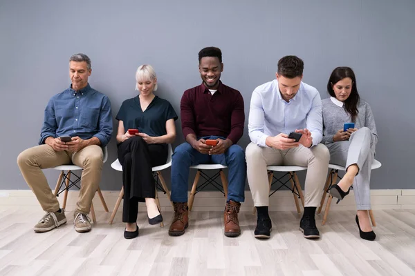 Gente Negocios Sentada Sillas Usando Teléfonos Inteligentes Oficina —  Fotos de Stock