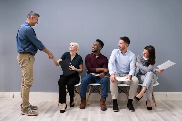 Sorrindo Jovem Empresário Agitando Mãos Com Candidato Feminino Escritório — Fotografia de Stock