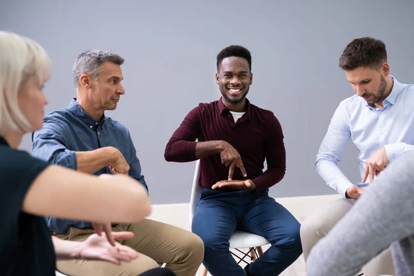 Nahaufnahme Einer Person Die Multiethnischen Schülern Gebärdensprachen Beibringt Die Hause — Stockfoto