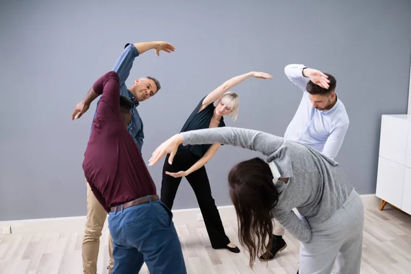 Groupe Jeunes Gens Affaires Heureux Faisant Exercice Étirement Dans Bureau — Photo