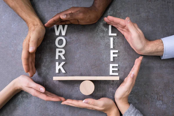 Las Manos Gente Protegen Equilibrio Entre Vida Trabajo Balancín Madera —  Fotos de Stock