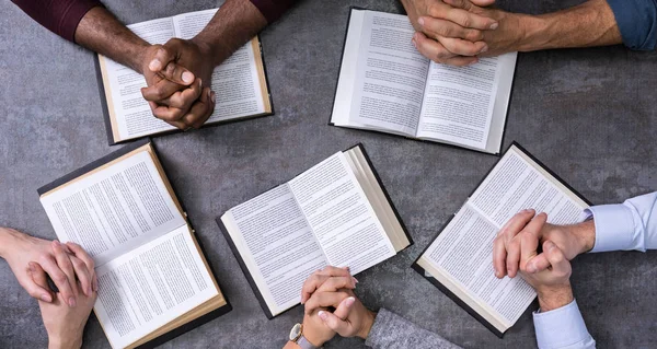 Vista Elevada Pessoas Lendo Livros Sagrados Sobre Fundo Madeira — Fotografia de Stock