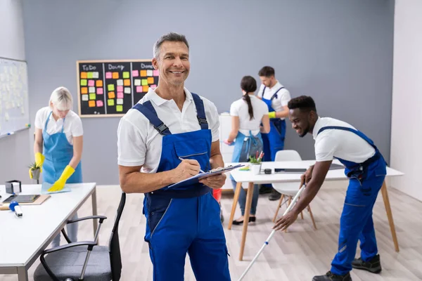 Vaktmästare Med Sitt Team Rengöring Modernt Kontor — Stockfoto