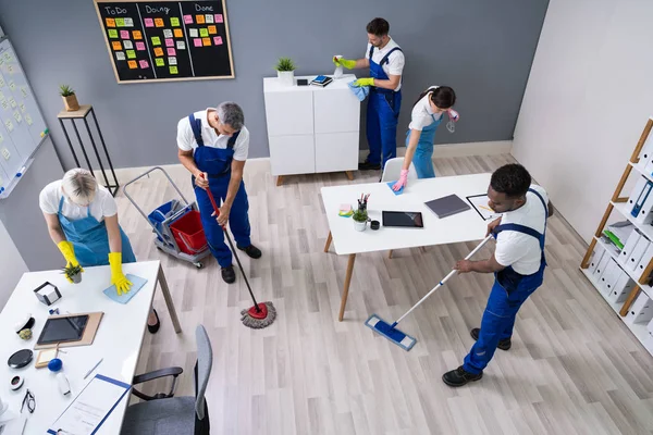 Grupo Conserjes Uniforme Limpieza Oficina Con Equipo Limpieza —  Fotos de Stock