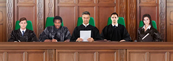 Juízes Sentados Tribunal Durante Audiências Julgamento — Fotografia de Stock