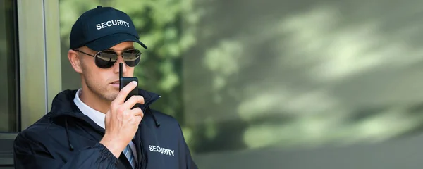 Giovane Guardia Sicurezza Maschile Uniforme Nera Utilizzando Walkie Talkie — Foto Stock