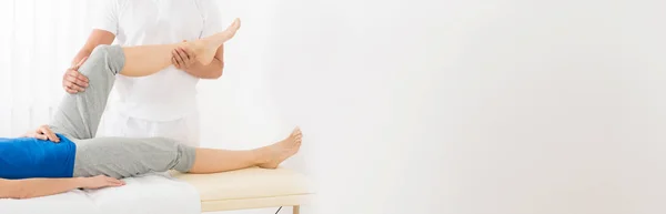 Vrouw Liggend Bed Ontvangen Been Massage Door Fysiotherapeut — Stockfoto
