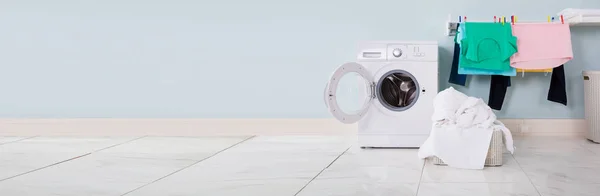 洗濯室でバスケットに汚れた布の山と空の洗濯機 — ストック写真