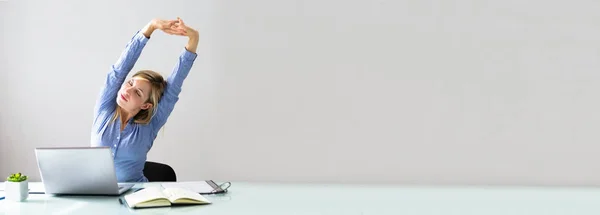 Fiatal Üzletasszony Stretching Karját Laptop Desk — Stock Fotó