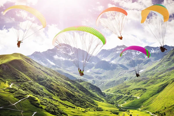 Paragliderler Yazın Dağların Üzerinde Süzülüyorlar — Stok fotoğraf