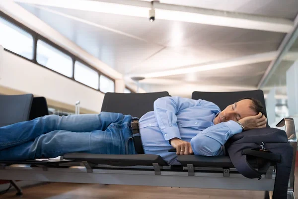 Vôo Atrasado Homem Dormindo Terminal Aeroporto — Fotografia de Stock