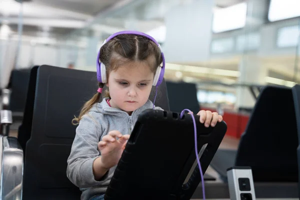 Malá Dívka Sluchátkách Hrát Tabletem Letišti — Stock fotografie