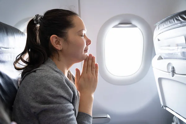 Jonge Vrouw Bidt Voor Veilige Landing Het Vliegtuig — Stockfoto