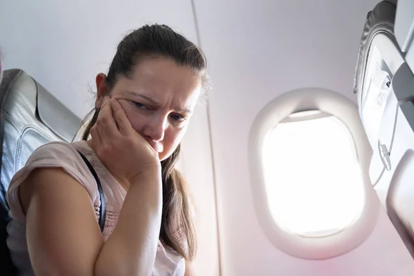 Jonge Vrouw Met Angstaanval Het Vliegtuig — Stockfoto