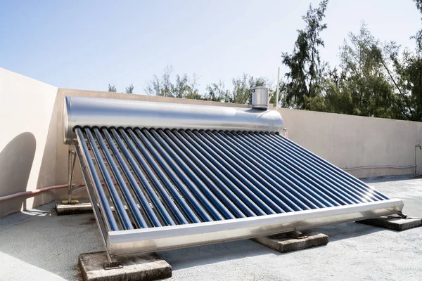 Solarenergie Warmwasserbereiter Auf Dach Installiert — Stockfoto