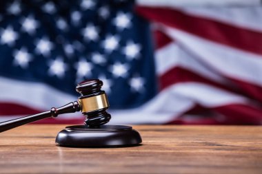 Tahta Gavel Amerikan bayrağının önündeki masada.