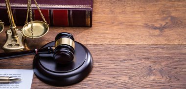 Ahşap Gavel Altın Pul ve Masa Üzerinde Hukuk Kitabı
