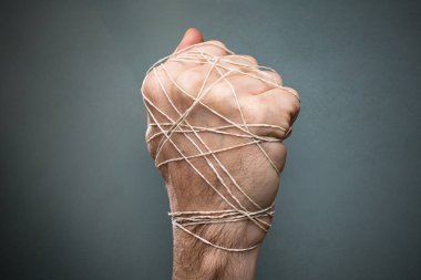 Koyu Arkaplanda Kabloyla Bağlı Adam