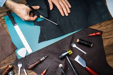 Ayakkabıcı Terzi Atölyesinde Deri ile Çalışıyor