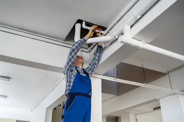 Plombier Réparation Des Conduites Eau Dans Bâtiment Résidentiel — Photo