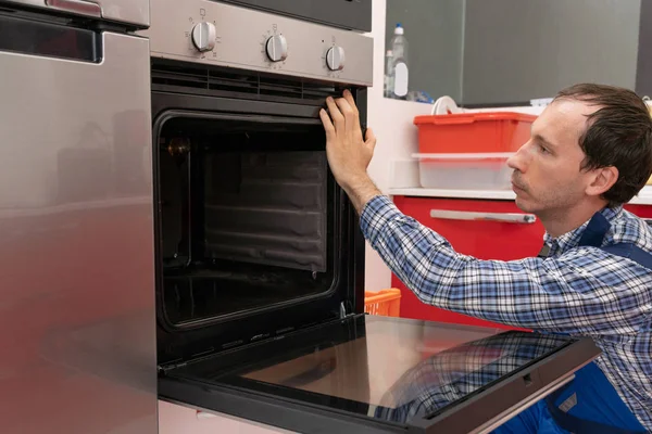 Young Male Technician Overall Checking Oven Kitchen — Stock Photo, Image