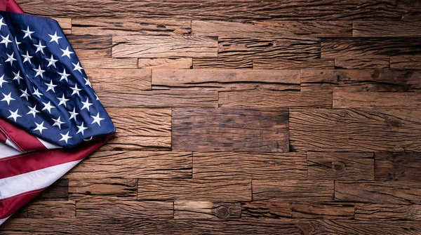 Μια Κάτοψη Της Αμερικανικής Σημαίας Ξύλινο Φόντο — Φωτογραφία Αρχείου