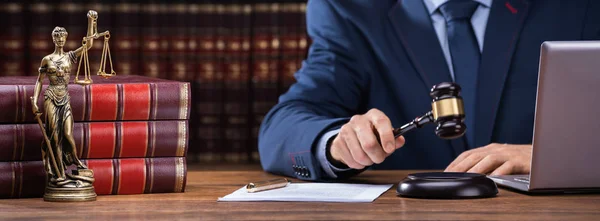 Midsection Juiz Impressionante Gavel Perto Mallet Laptop Mesa Tribunal — Fotografia de Stock