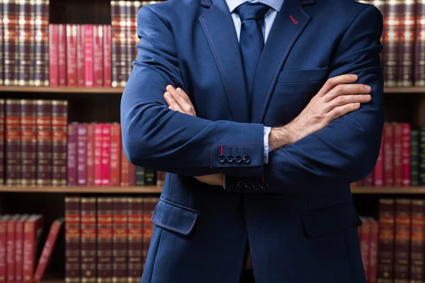 Portrait Avocat Confiant Bras Croisés Contre Bibliothèque Bureau — Photo