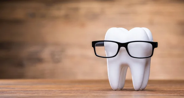 Зубной Зуб Здоровый Белый Зуб Очками Деревянном Фоне — стоковое фото