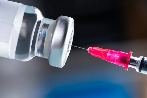 Detailní Záběr Naplnění Vakcinační Stříkačky Klinice — Stock fotografie