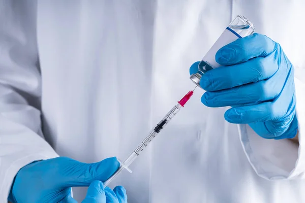 Primo Piano Della Siringa Del Vaccino Riempimento Della Mano Medico — Foto Stock