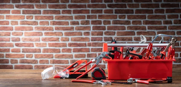 Caja Herramientas Con Diferentes Herramientas Contra Pared Ladrillo —  Fotos de Stock