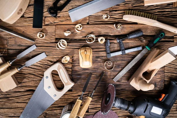 Fertige Holzmaus Und Verschiedene Tischlerwerkzeuge Aus Dem Werkzeugkasten Auf Dem — Stockfoto