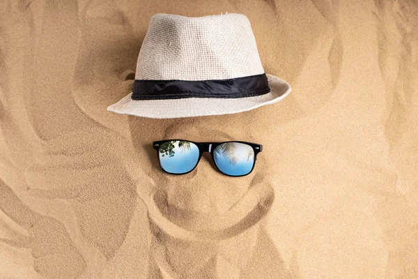 太阳镜 帽子和沙滩上的微笑线 — 图库照片