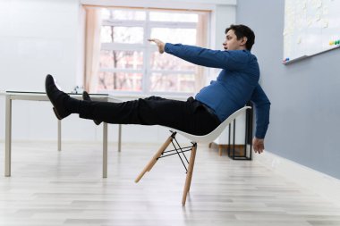 Ofiste Sandalyede Düşen Adamın Fotoğrafı