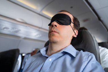 Uçakta Uyku Maskesiyle Uyuyan Genç Adam