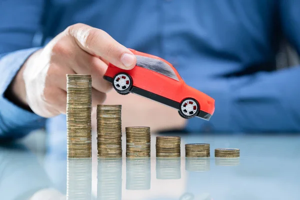 Coche Azul Conducción Mano Mujer Negocios Monedas Apiladas Declinantes Sobre — Foto de Stock