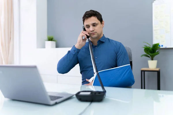 Инвалидный Бизнесмен Работающий Офисе Звонит Телефону — стоковое фото
